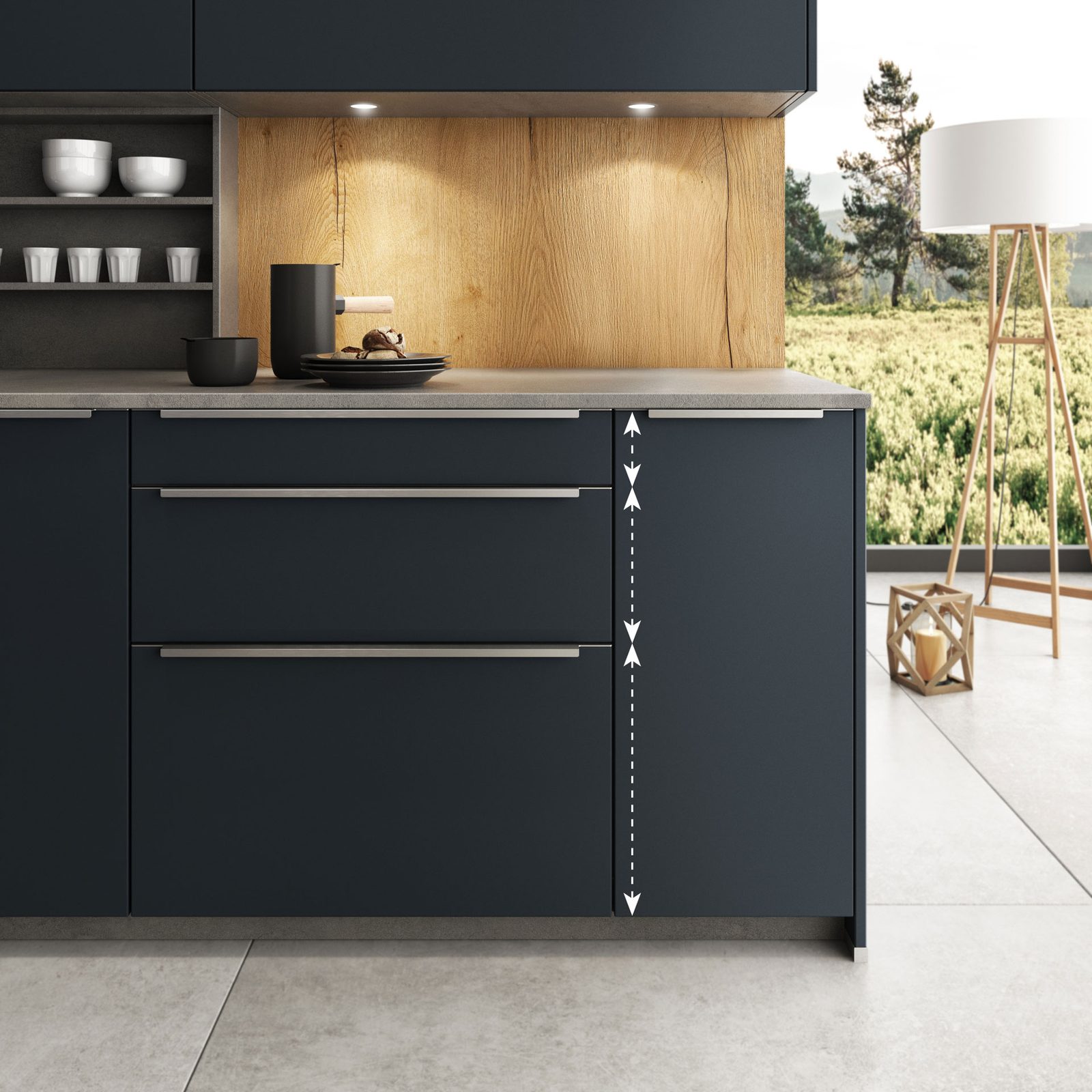 Cuisine La Pratique, façades bleu nuit et crédence en chêne