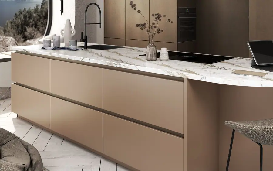 Cuisine La Moderne XL, façades taupe mates et plan en marbre clair