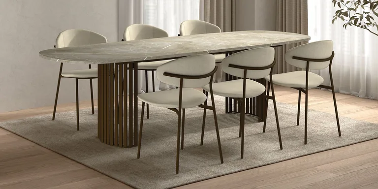 Grande table claire et chaises coordonnées dans une salle à manger